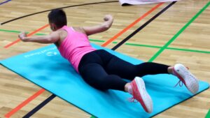 Dame beim Fitnesstraining, Bodyweighttraining, funktionelles Training