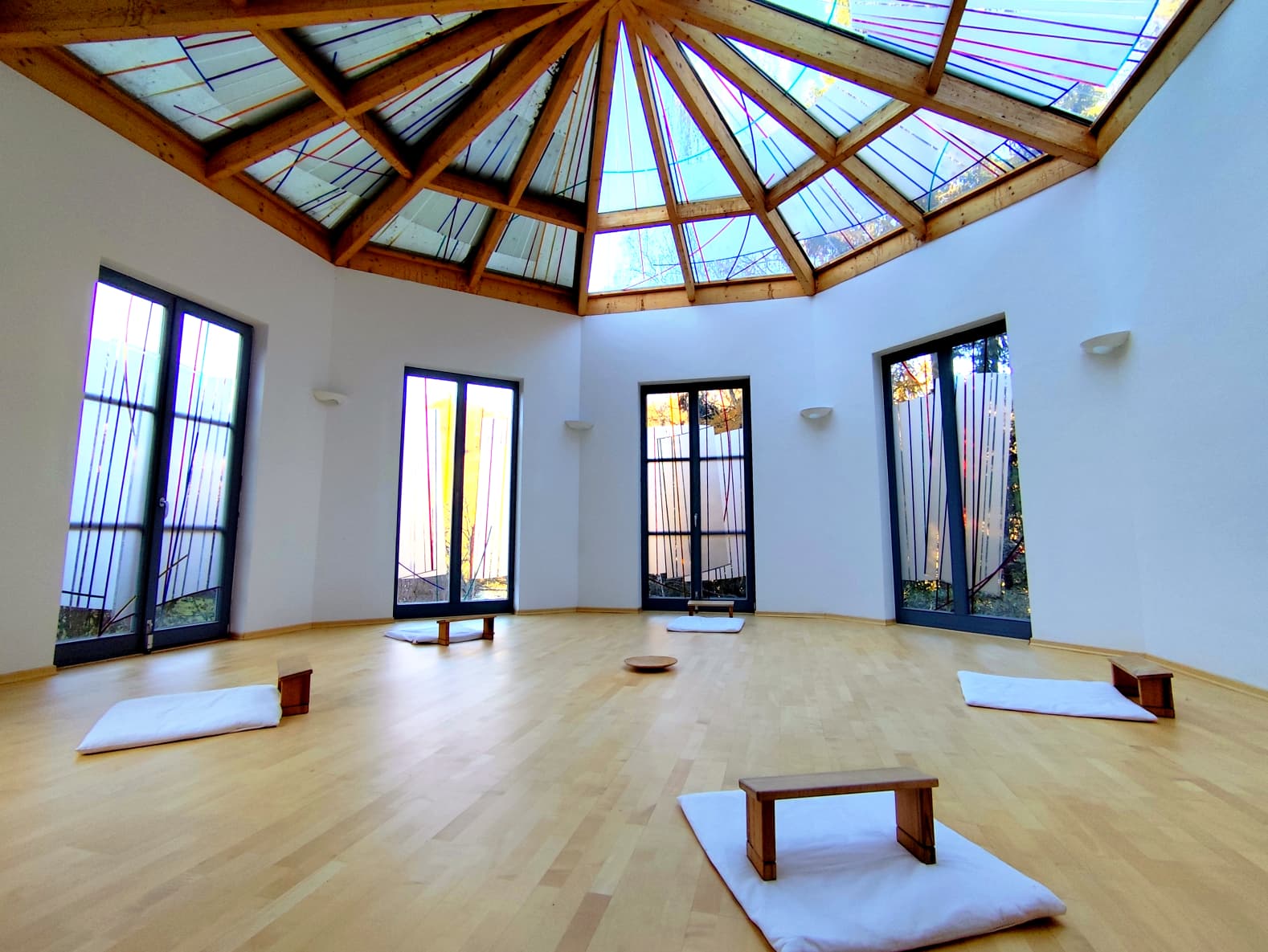 Gruppenhypnose in Deutschfeistritz – lichtdurchfluteter Raum für Gruppenhypnose und Mentaltraining.