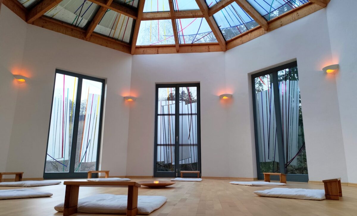 Gruppenhypnose in Deutschfeistritz – lichtdurchfluteter Raum für Gruppenhypnose und Mentaltraining.